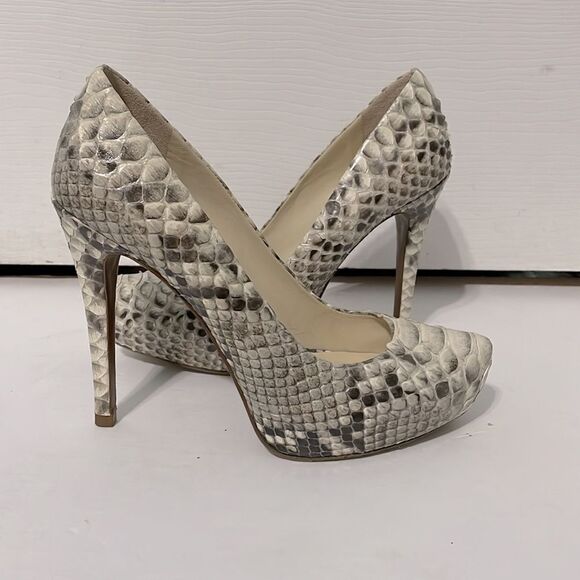 Elegant Snakeskin Patterned High Heels - Picture 1 of 7